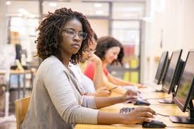 63% das mulheres negras já sofreram preconceito em seleções de emprego, mostra pesquisa