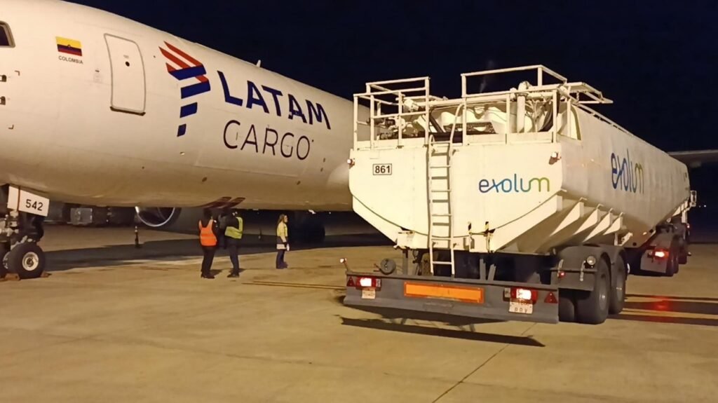 Grupo Latam realiza primeiro voo internacional usando combustível sustentável de aviação