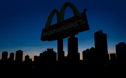 McDonald’s apaga as fachadas dos restaurantes em apoio à Hora do Planeta