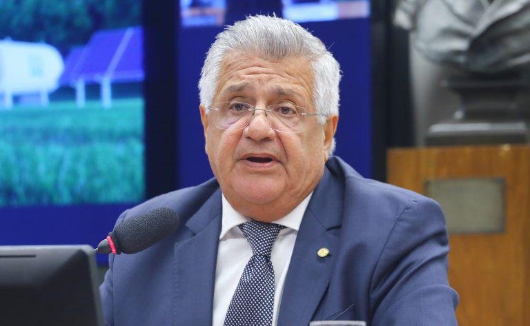 Projeto obriga usinas de energia eólica e solar a pagar compensação