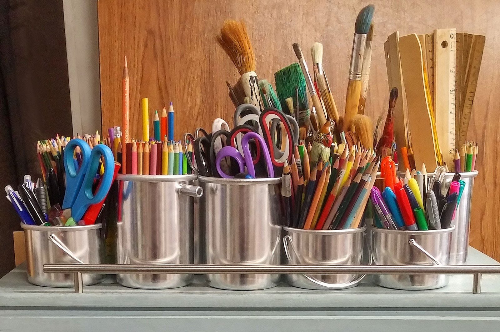 Preços de materiais escolares têm variações de mais de 600% em sites
