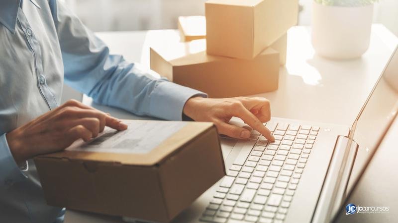 Aprenda como descartar embalagens de compras online