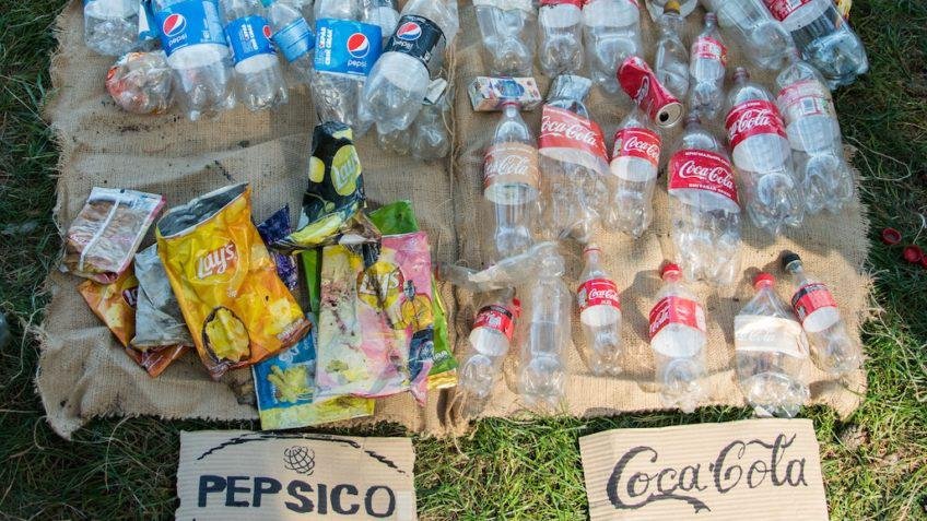 Metade da poluição dos plásticos vem de 56 empresas
