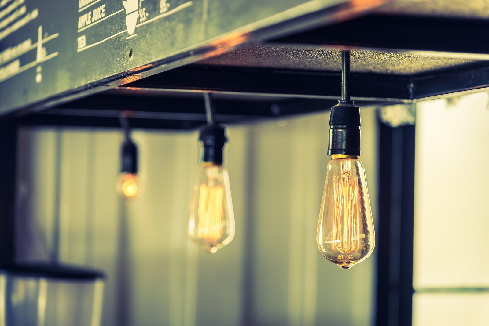 Iluminação Sustentável e Aconchegante para Restaurantes: O Papel das Lâmpadas de Filamento na Experiência do Cliente e na Redução do Consumo de Energia.