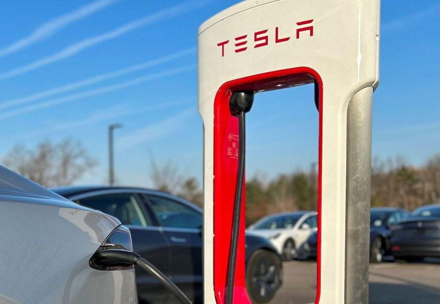 Tesla corta equipe responsável por carregadores de veículos elétricos