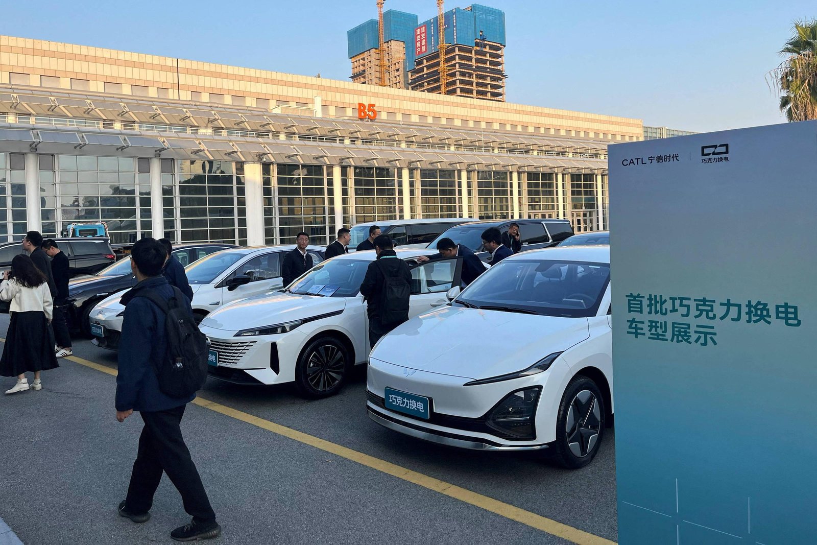 Novo tipo de bateria deixa carros elétricos mais baratos e seguros