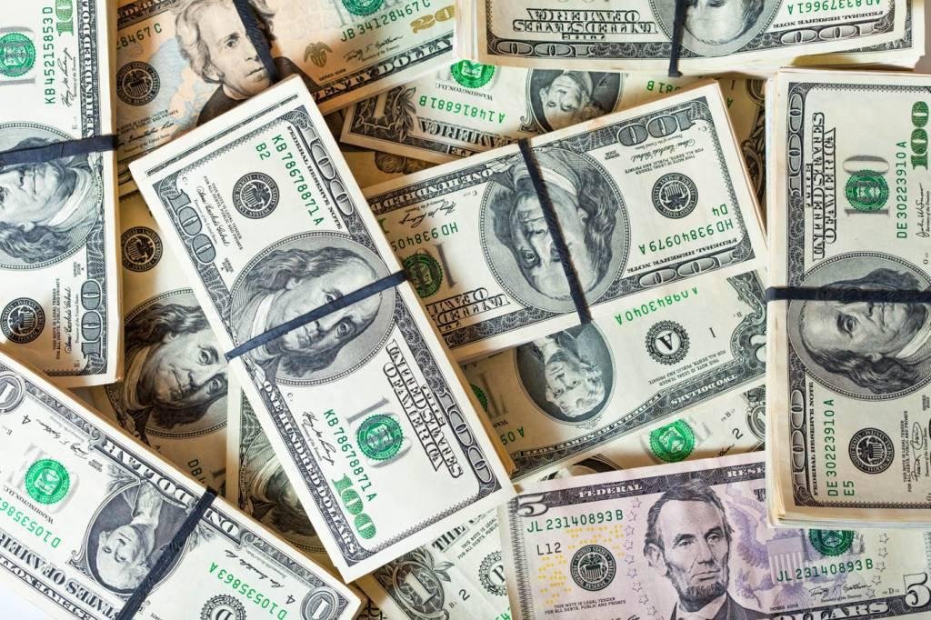 Dólar opera em queda