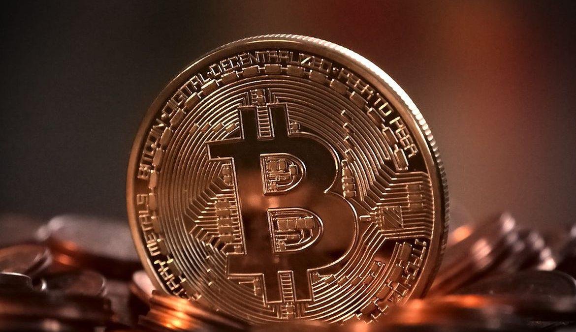 Bitcoin rompe US$ 100 mil com forte volume via ETFs