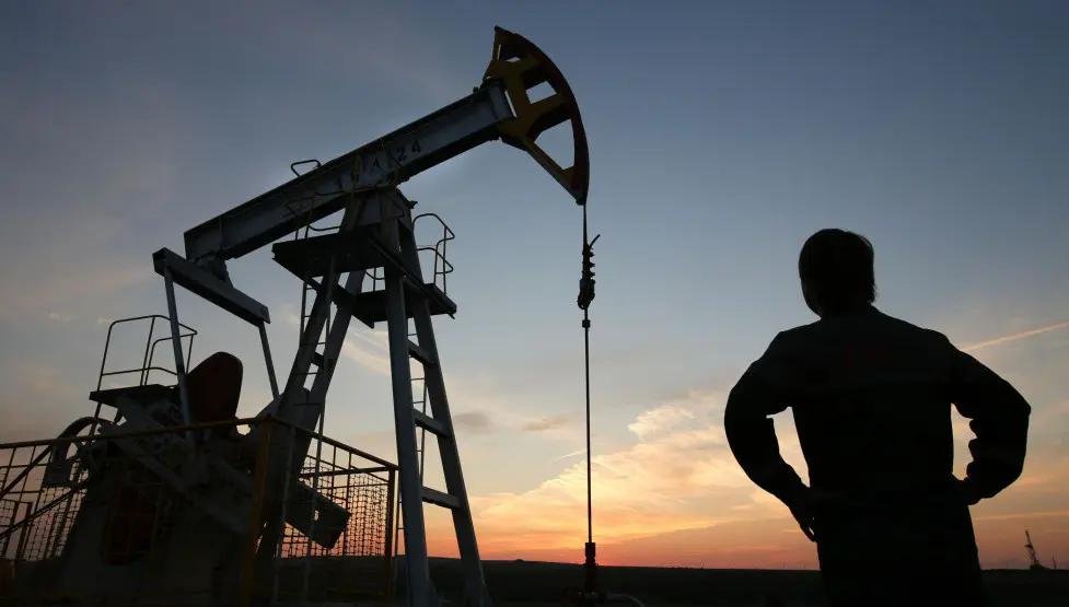 Brent cai a US$ 67,97 e WTI recua: demanda fraca e fluxo russo pressionam mercado